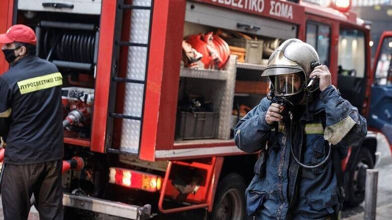 Φωτιά σε υπαίθριο χώρο αποθήκης στη λεωφόρο Αθηνών