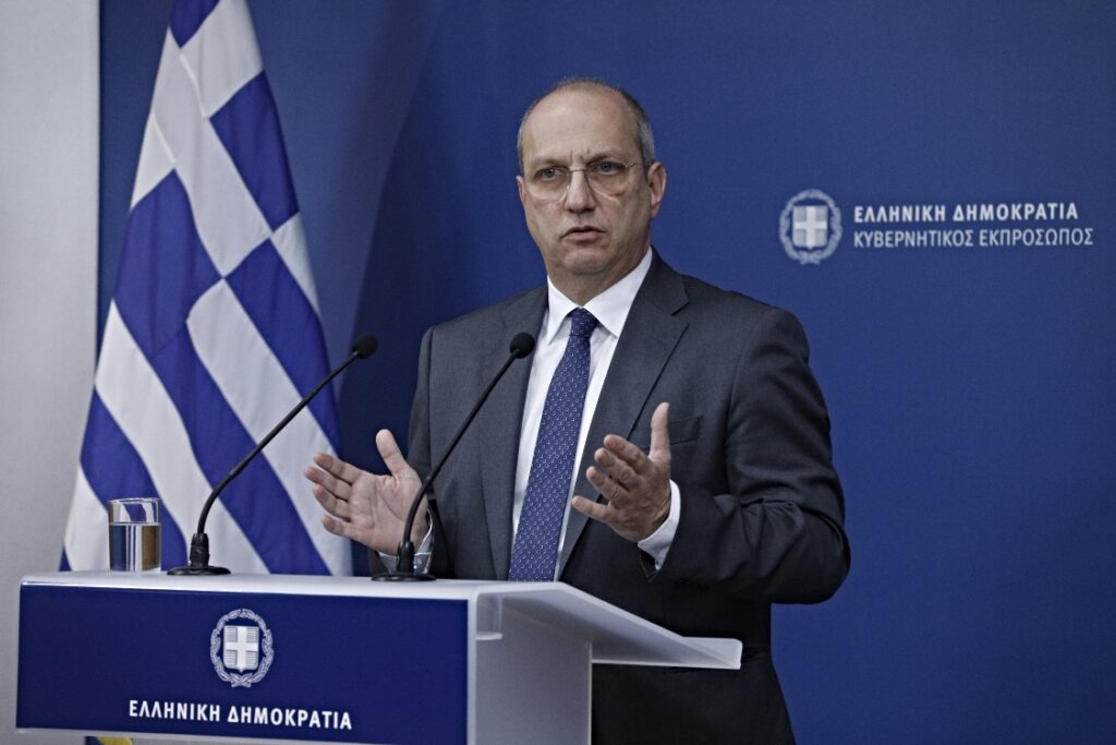 Γιάννης Οικονόμου.
