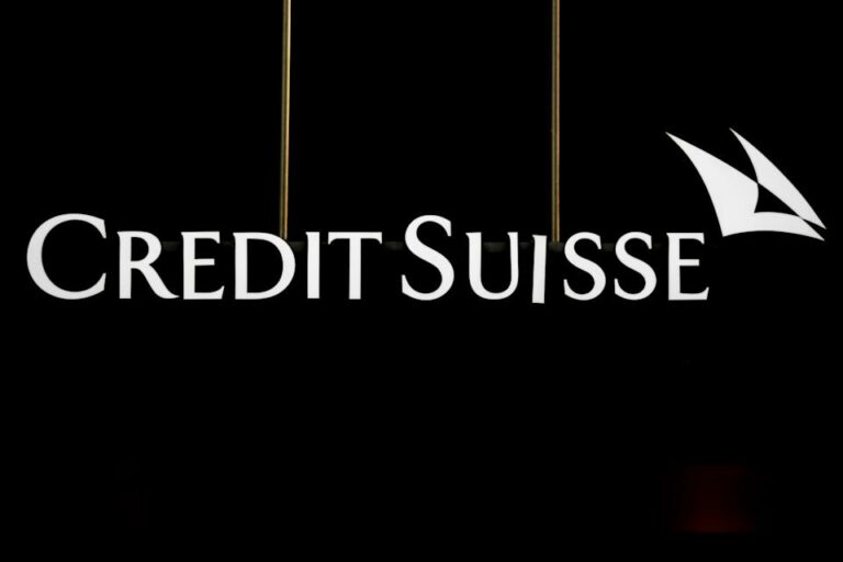 Η UBS δελεάζει τα κορυφαία στελέχη της Credit Suisse για να μην πηδήξουν από το ...πλοίο