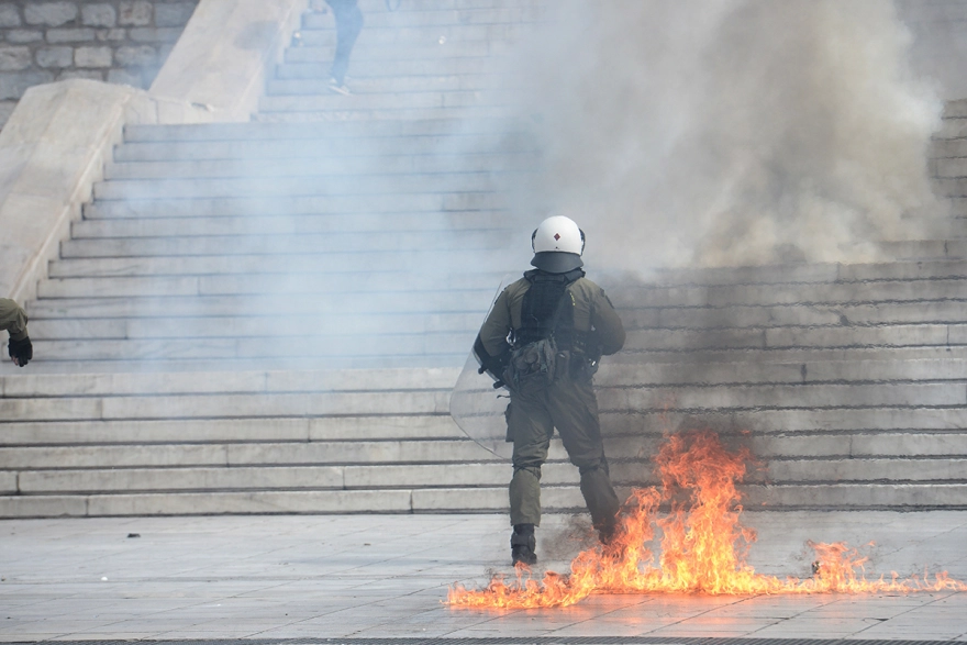 Επεισόδια με μολότοφ στο κέντρο της Αθήνας μετά την πορεία για τα Τέμπη - Βίντεο και φωτογραφίες