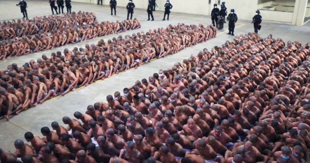 Ελ Σαλβαδόρ: Εικόνες σοκ από τη φυλακή «φρούριο»