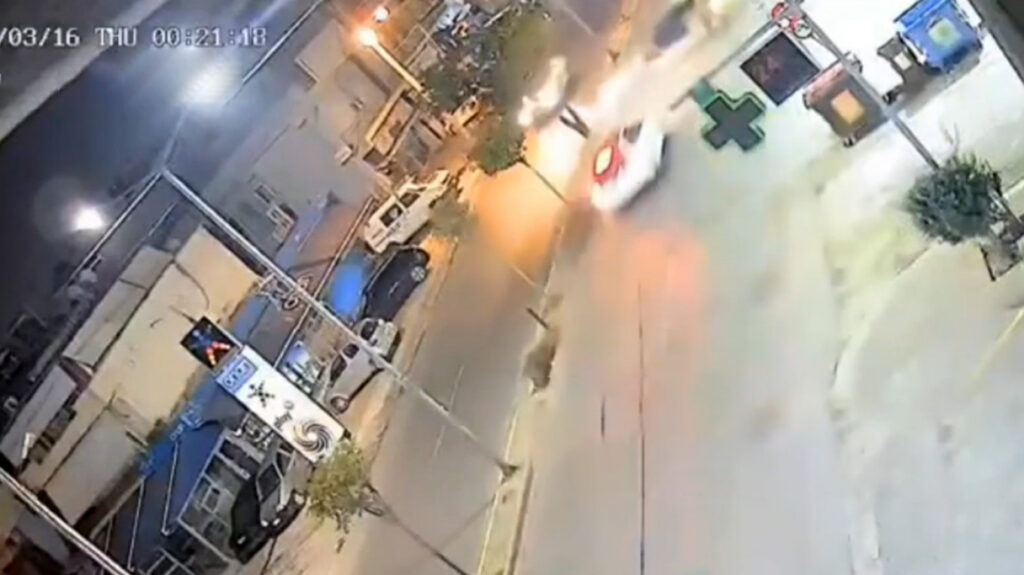 Θηβών: Αυτοκίνητο πέρασε στο αντίθετο ρεύμα και έπεσε σε άλλα οχήματα