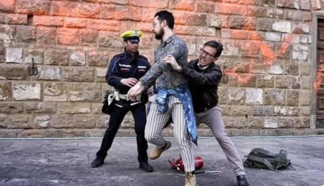 Ο δήμαρχος της Φλωρεντίας ορμά έξαλλος σε ακτιβιστή που ρίχνει μπογιά στο Παλάτσο Βέκιο - Βίντεο