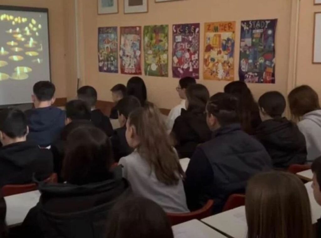 Μαθητές διασκευάζουν το «φιλαράκι» για τα Τέμπη: «Έφτασα μαμά»
