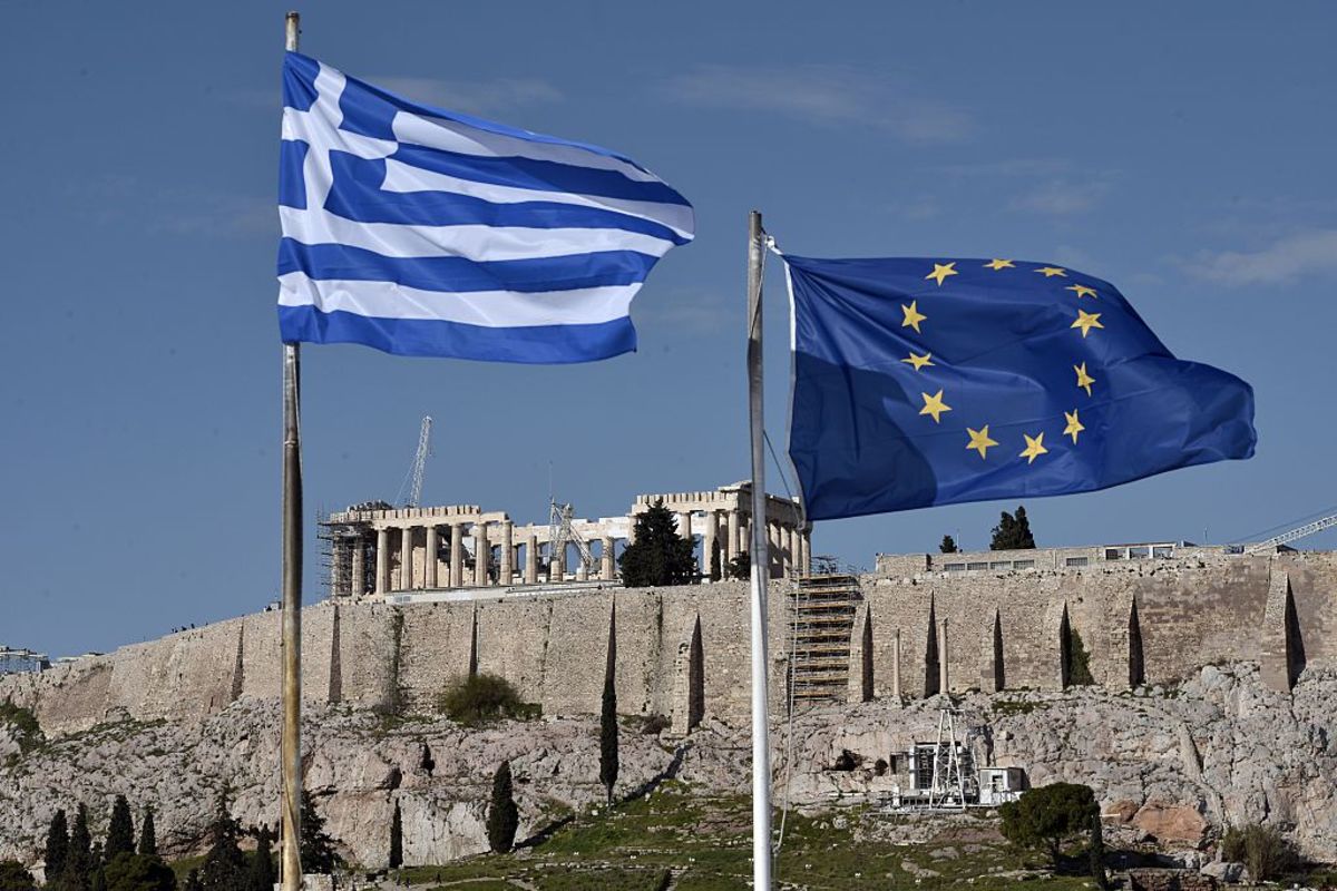 Εγκώμια από Bloomberg: Πώς η Ελλάδα κατάφερε να δανείζεται χαμηλότερα από οικονομίες επενδυτικής βαθμίδας