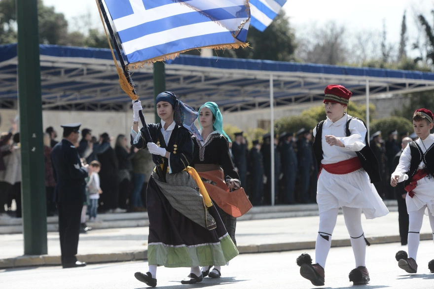 Μαθητική παρέλαση 25ης Μαρτίου: Με χαμόγελα και περηφάνια τα παιδιά το κέντρο της Αθήνας - Φωτογραφίες