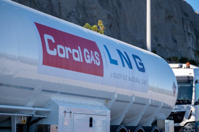 Coral Gas: Πρώτος εφοδιασμός βυτιοφόρου μεταφοράς LNG στη Ρεβυθούσα