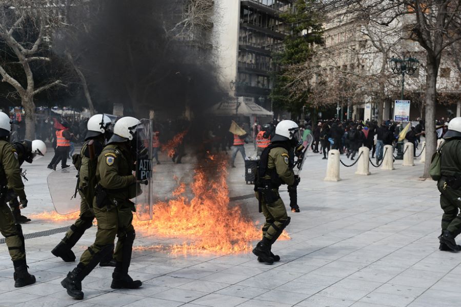 Επεισόδια με μολότοφ στο κέντρο της Αθήνας μετά την πορεία για τα Τέμπη - Βίντεο και φωτογραφίες