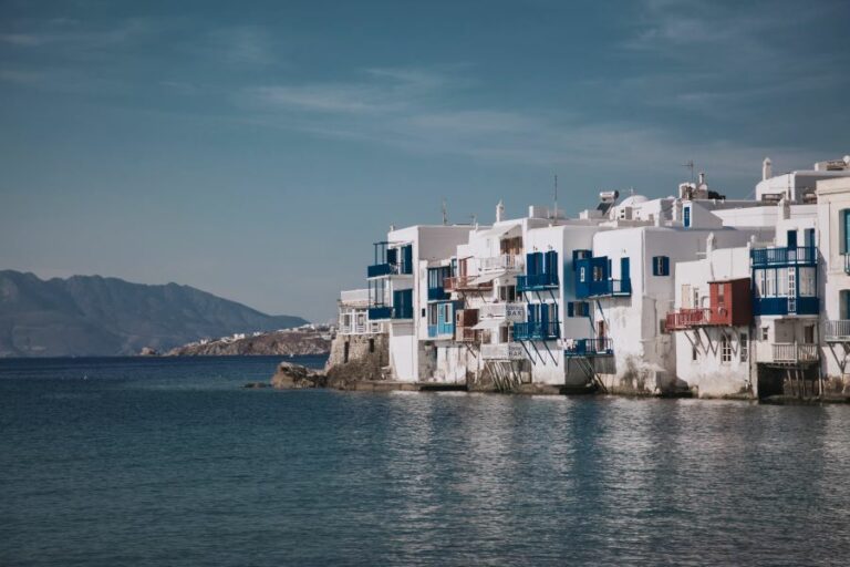 Πάνω από 80% οι προ-κρατήσεις για το Πάσχα: Τα 11 ελληνικά νησιά που θα «βουλιάξουν» από κόσμο - Οι τιμές