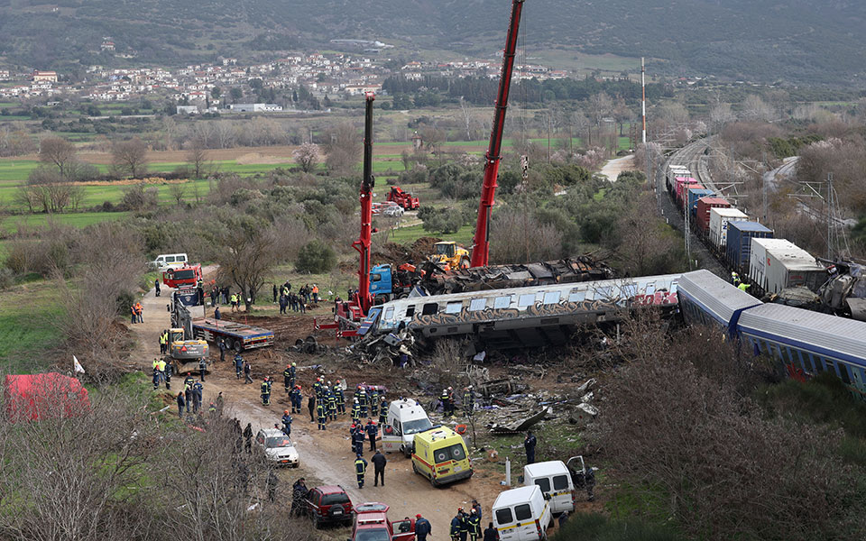 Σύγκρουση τρένων στα Τέμπη: Συνάντησα το απόλυτο χάος, λέει αστυνομικός που μετέφερε τραυματίες στο νοσοκομείο