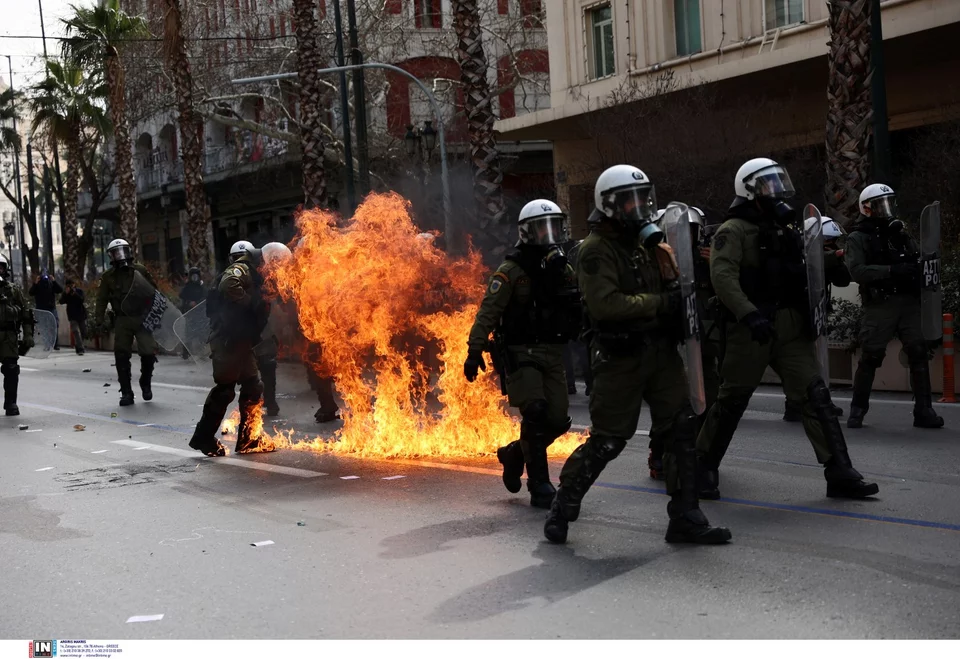 Επεισόδια με μολότοφ στο κέντρο της Αθήνας μετά την πορεία για τα Τέμπη - Βίντεο και φωτογραφίες