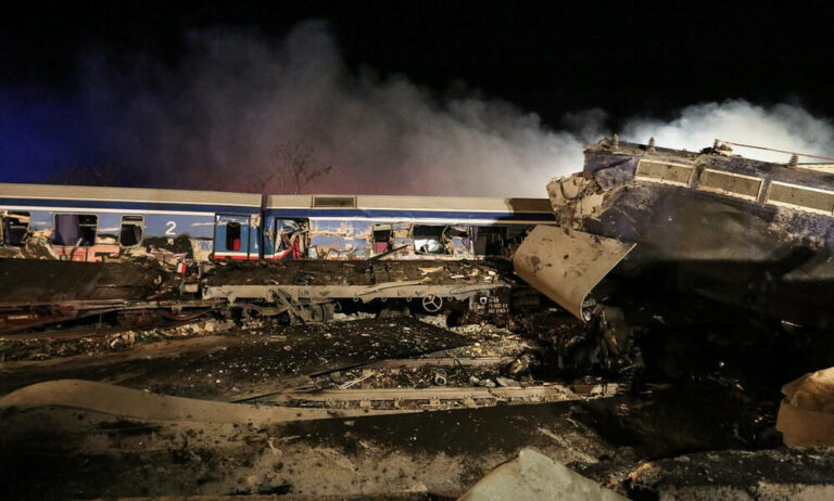 Σύγκρουση τρένων στα Τέμπη: Εικόνες απόλυτης καταστροφής από τα συντρίμμια των τρένων κατέγραψε drone