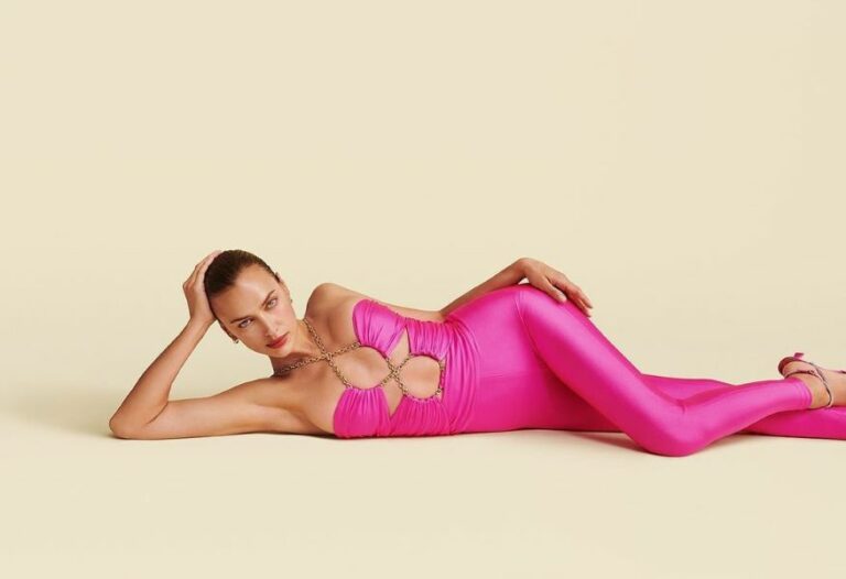 Η Ιρίνα Σάικ φοράει το πιο μικροσκοπικό μπικίνι και δείχνει πιο σέξι από ποτέ - Φωτογραφίες