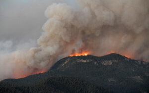 Εκτός ελέγχου παραμένει η μεγάλη δασική πυρκαγιά στην ανατολική Ισπανία