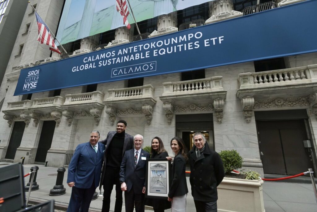 Ο Γιάννης Αντετοκούνμπο χτύπησε το κουδούνι της λήξης της συνεδρίασης στη Wall Street