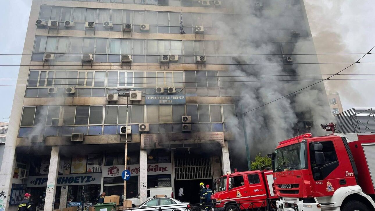 Υπό έλεγχο τέθηκε η φωτιά σε πολυκατοικία στον Πειραιά