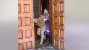 Ουκρανία: Άγριο ξύλο μέσα σε εκκλησία μεταξύ ιερέα και στρατιώτη (video)
