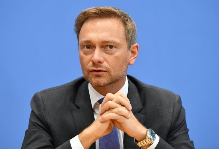 Γερμανία: Κατηγορούν τον ΥΠΟΙΚ Λίντνερ ότι... έκρυβε το Rolex κατά τη διάρκεια εκπομπής (video)