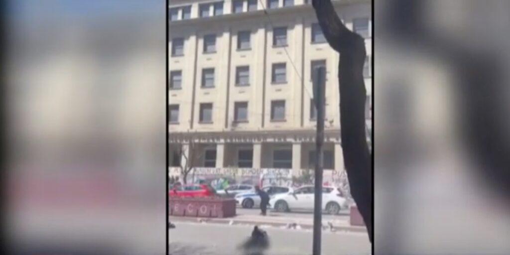 Επεισόδια στην ΑΣΟΕΕ: Επίθεση με πέτρες σε περιπολικό - Αστυνομικός πυροβόλησε στον αέρα