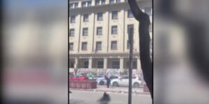 Επεισόδια στην ΑΣΟΕΕ: Επίθεση με πέτρες σε περιπολικό - Αστυνομικός πυροβόλησε στον αέρα