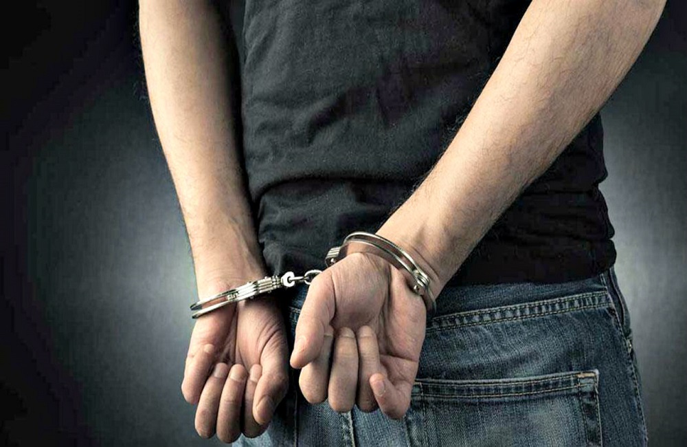 Συνελήφθη άνδρας στην Αιγιαλεία που προέτρεπε με βίντεο τους πολίτες σε ένοπλη εξέγερση