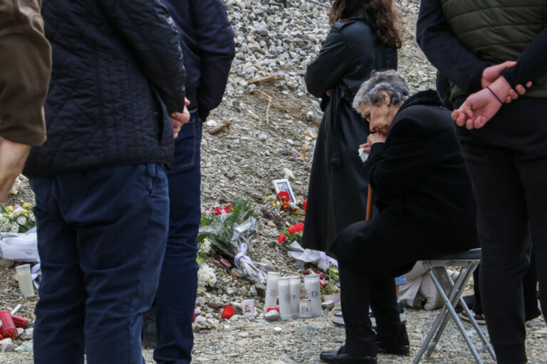 Λάρισα: Μνημόσυνο για τους νεκρούς του σιδηροδρομικού δυστυχήματος στα Τέμπη
