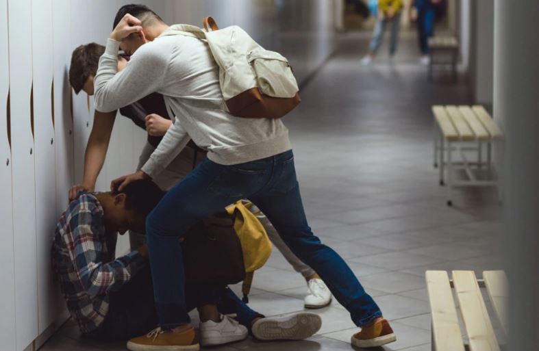 Σοκ στο Κρανίδι: 13χρονος προσπάθησε να πετάξει συμμαθητή του από τον πρώτο όροφο σε γυμνάσιο