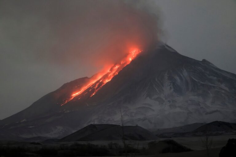 Ρωσία: Σκηνές αποκάλυψης από την έκρηξη του ηφαιστείου Σιβελούτς - Η μέρα έγινε νύχτα