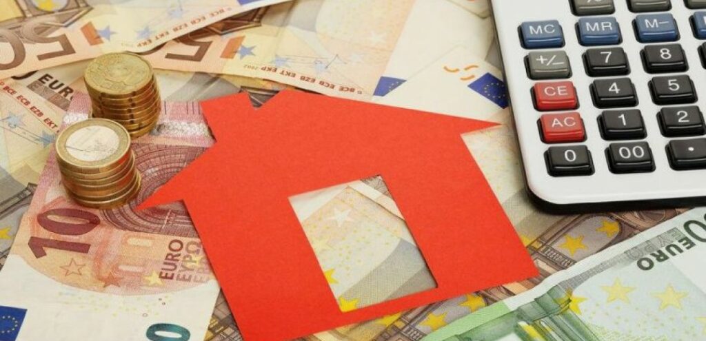 Οι τράπεζες παγώνουν από τον Μάιο και για 12 μήνες τα επιτόκια στα στεγαστικά δάνεια