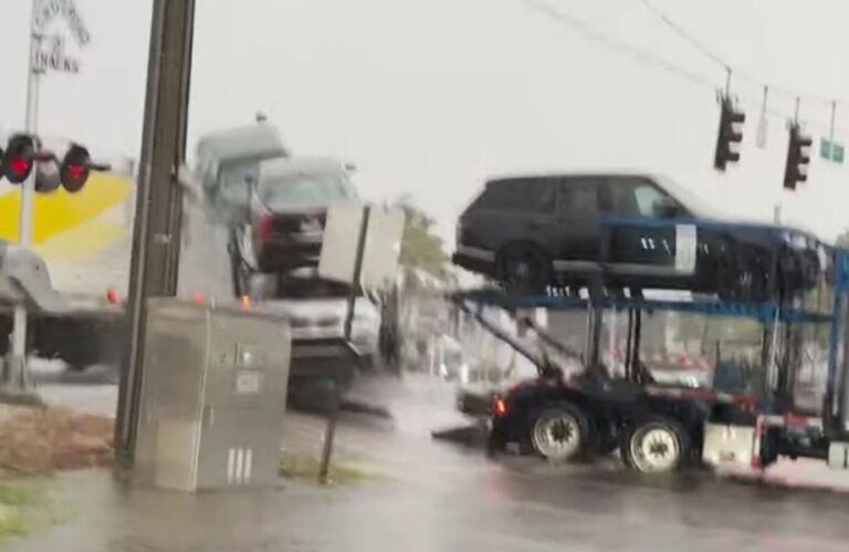 ΗΠΑ: Τρένο συγκρούστηκε με φορτηγό γεμάτο αυτοκίνητα που κόλλησε στις γραμμές (video)