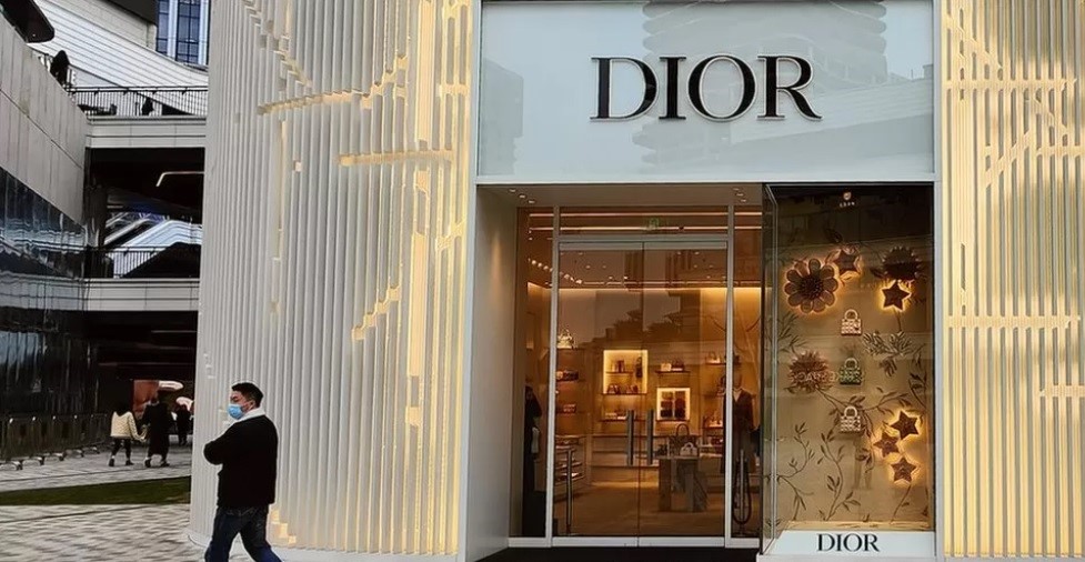 Armani – Dior: Οι οίκοι τελούν υπό έρευνα για τις συνθήκες εργασίας σε προμηθευτές τους