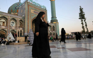 Ιράν: Η Τεχεράνη θα διώκει ποινικά όσους ενθαρρύνουν τις γυναίκες να μην φορούν το χιτζάμπ