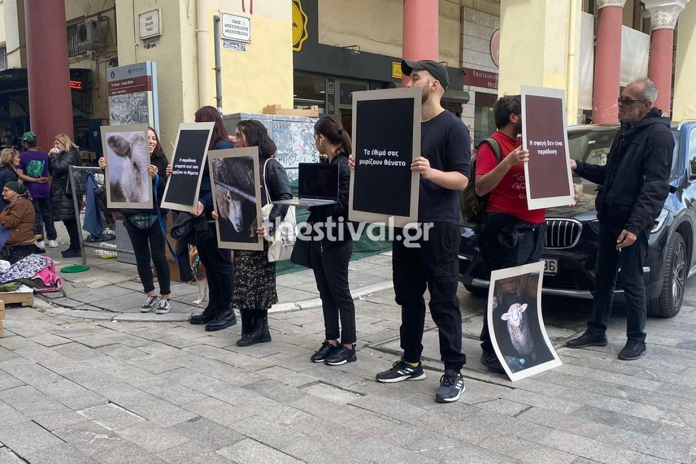 Θεσσαλονίκη: Διαμαρτυρία vegan κατά της κρεατοφαγίας στην αγορά Βλάλη