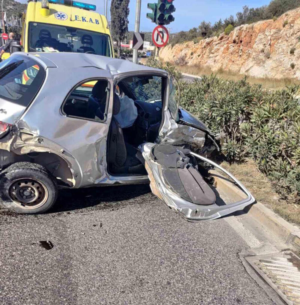 Λεωφόρο Βάρης Κορωπίου: Όχημα παραβίασε το κόκκινο - Νεκρή μία γυναίκα