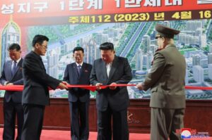 Βόρεια Κορέα: Ο Κιμ Γιονγκ Ουν εγκαινίασε 10.000 «σύγχρονες σοσιαλιστικές κατοικίες»