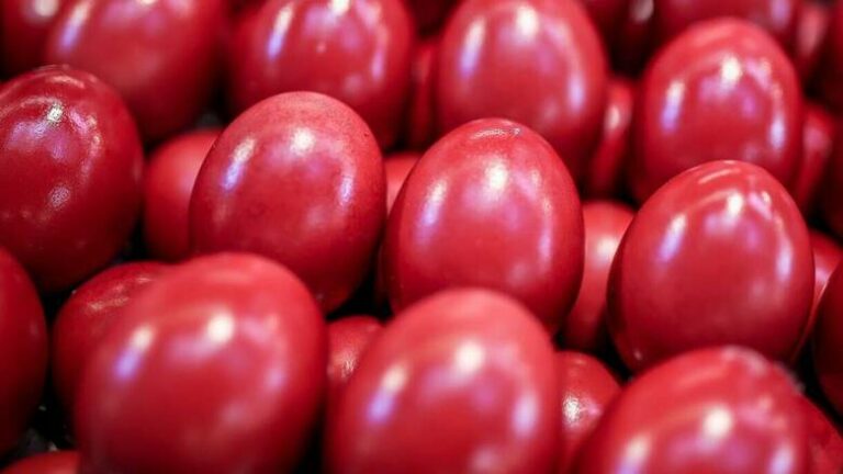 Πόσο «κρατάνε» τα κόκκινα πασχαλινά αυγά