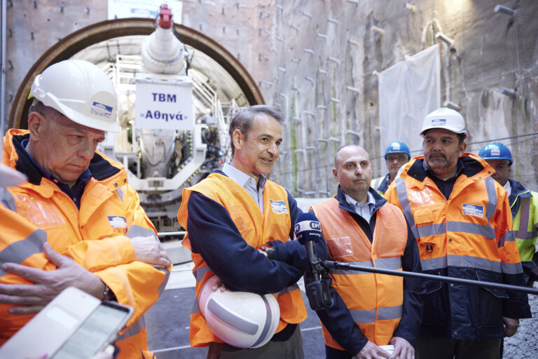 Γραμμή 4: Ο Μητσοτάκης στο εργοτάξιο του μετρό στην Κατεχάκη