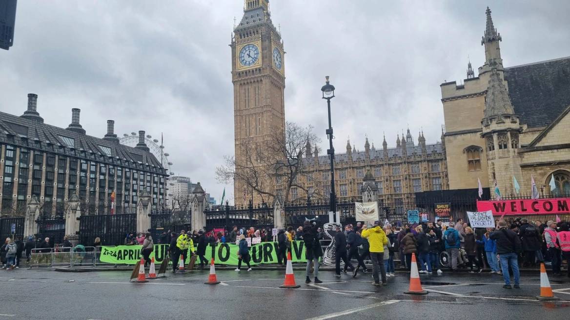 Στους δρόμους ξεχύθηκαν οι κάτοικοι του Λονδίνου για την Παγκόσμια Ημέρα της Γης