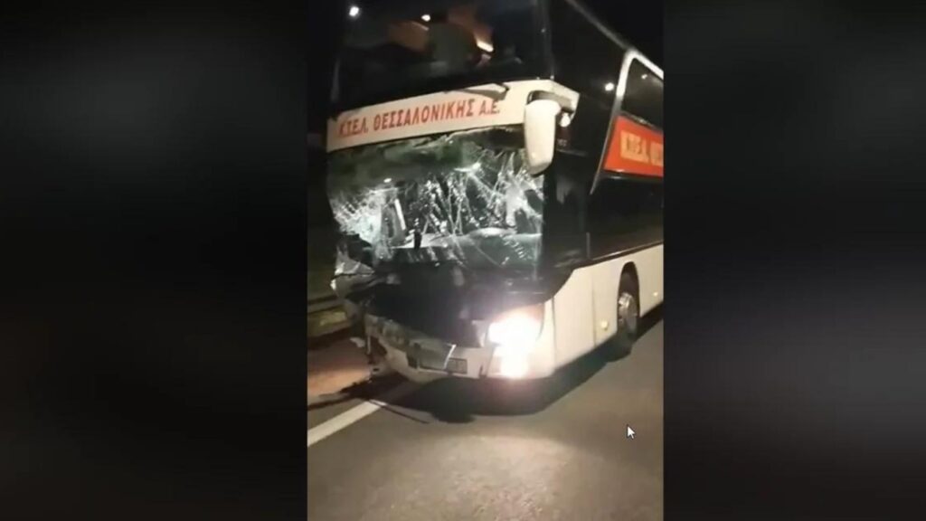 Πλαταμώνας: ΚΤΕΛ συγκρούστηκε με δύο ΙΧ - Νεκρός 19χρονος - Βίντεο