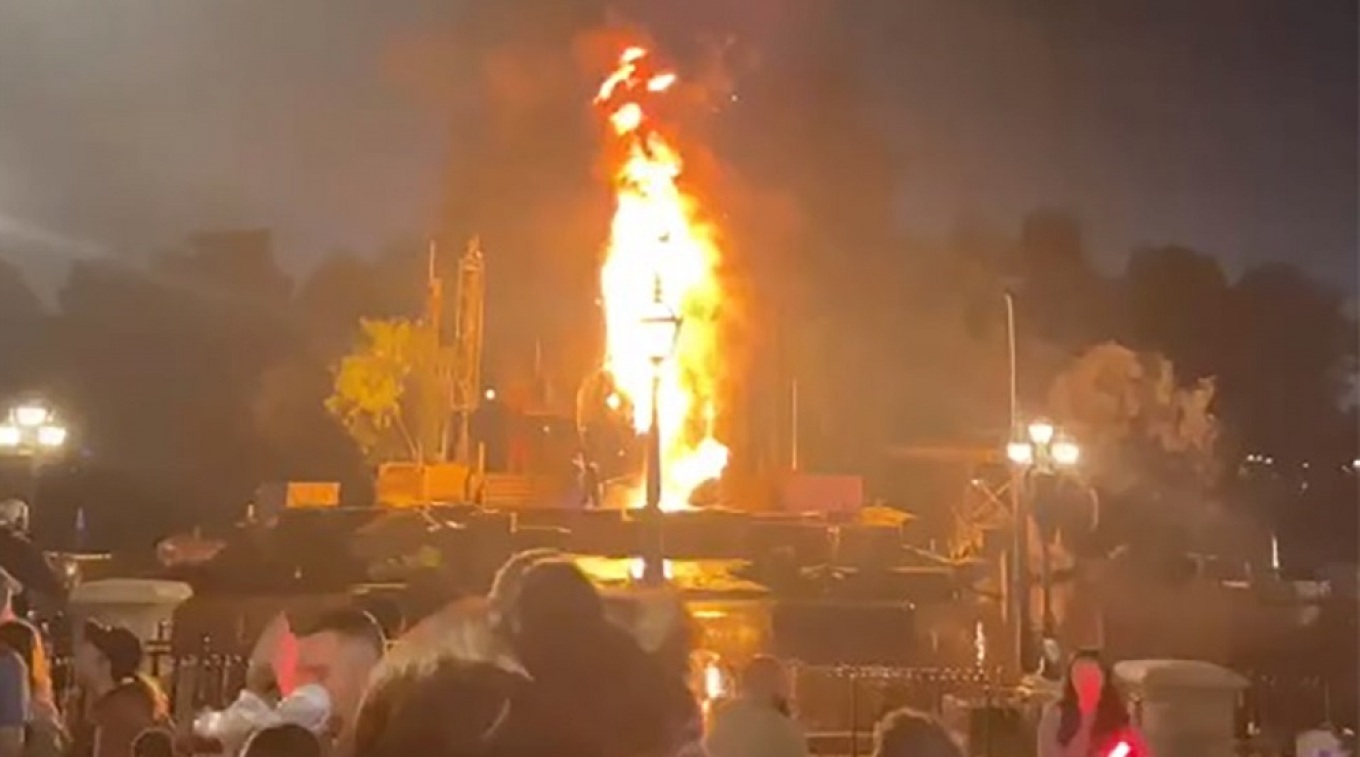 ΗΠΑ: Πανικός στη Disneyland της Καλιφόρνια - Βίντεο από τη φωτιά σε κατασκευή δράκου ύψους 14 μέτρων