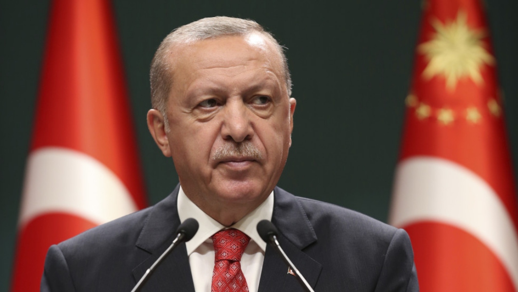 Ερντογάν: Ξαφνική αδιαθεσία του Τούρκου προέδρου κατά τη διάρκεια live συνέντευξης (video)