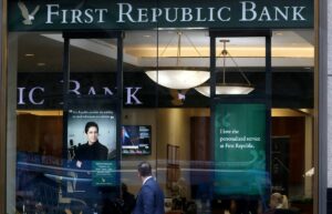 Η JP Morgan εξαγοράζει την First Republic μετά από θρίλερ διαπραγματεύσεων