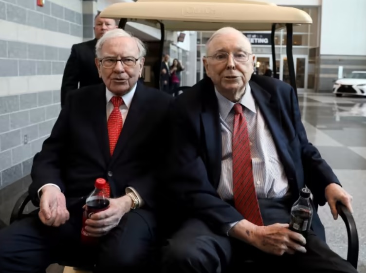 Charlie Munger: Οι τράπεζες των ΗΠΑ είναι «γεμάτες» από κακά δάνεια εμπορικών ακινήτων