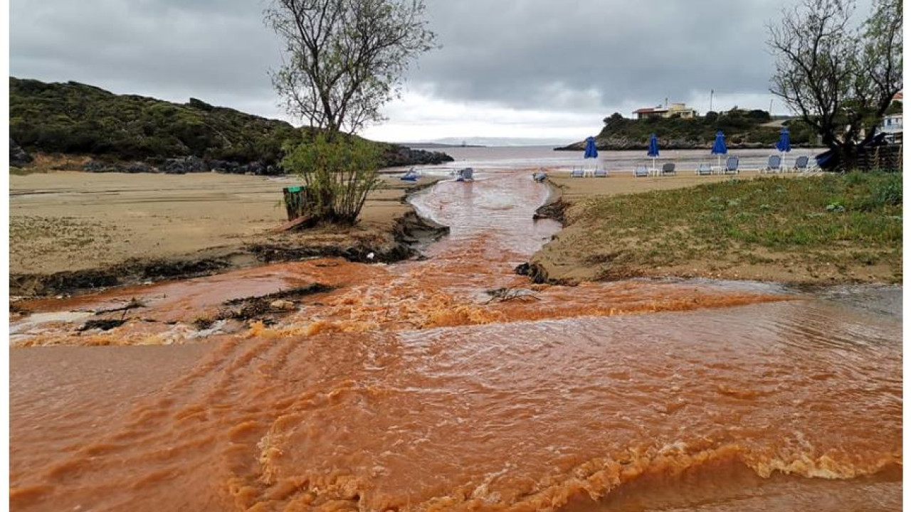 Χανιά: Προβλήματα από την ανοιξιάτικη νεροποντή - Χείμαρροι παρέσυραν μέχρι και τις ξαπλώστρες από τις παραλίες