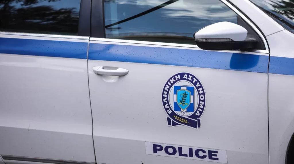 Συνελήφθη ζευγάρι που διέρρηξε 33 οχήματα κολυμβητών