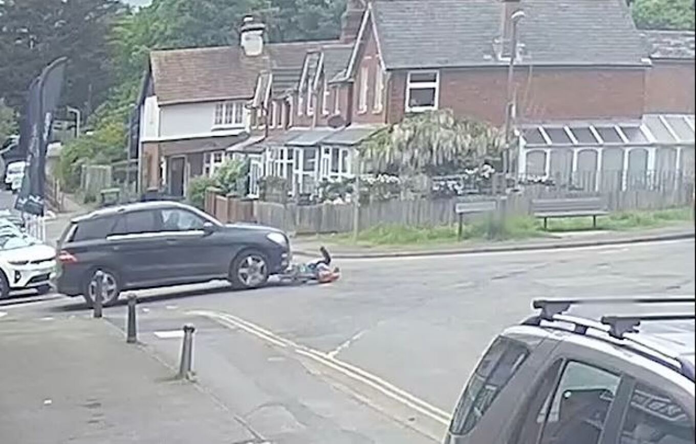 Βρετανία: Σκληρό βίντεο -Μεθυσμένος οδηγός χτύπησε 70χρονη με ποδήλατο και πέρασε από πάνω της με το αυτοκίνητό του