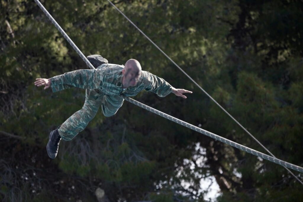 O Μητσοτάκης θα βάλει τους βουλευτές να περνάνε από ...στίβο μάχης