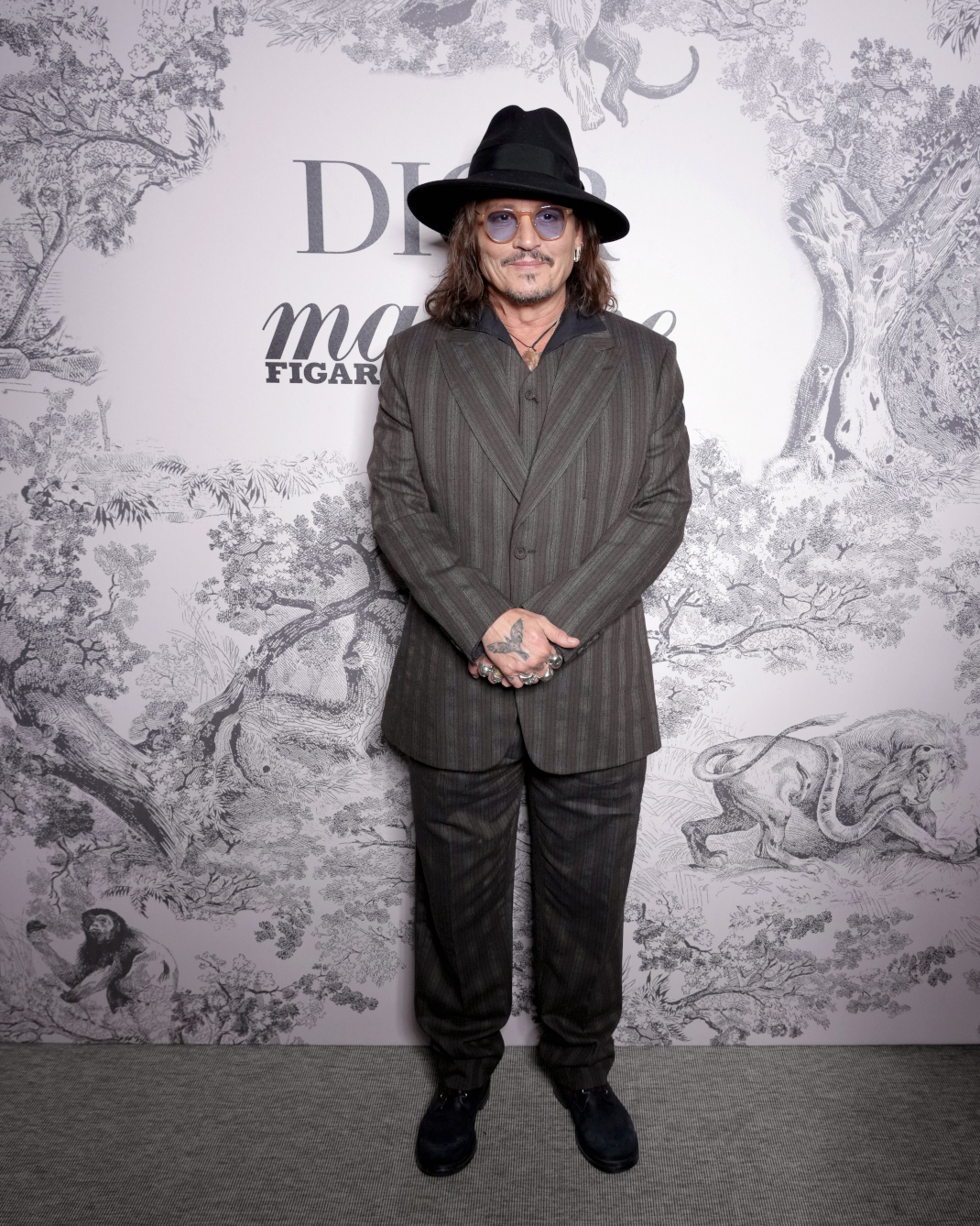 O Tζόνι Ντεπ σε πάρτι του οίκου Dior στις Κάννες -Εμφανίστηκε με καπέλο και στιλάτο κοστούμι