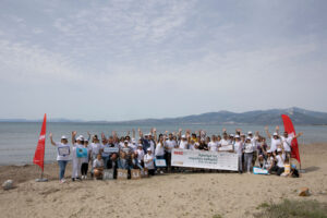 75 εργαζόμενοι - εθελοντές του Ομίλου HHG καθάρισαν την παραλία του Σχινιά