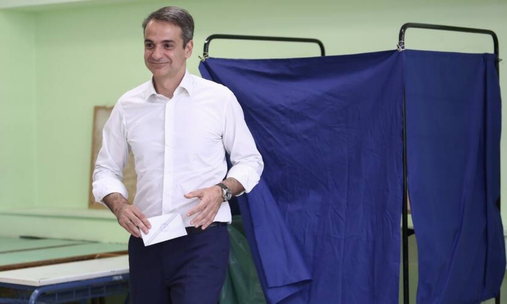Bloomberg: Ο Μητσοτάκης ξέφυγε από την παγίδα που προσπάθησε να τον βάλει η Αριστερά με την απλή αναλογική